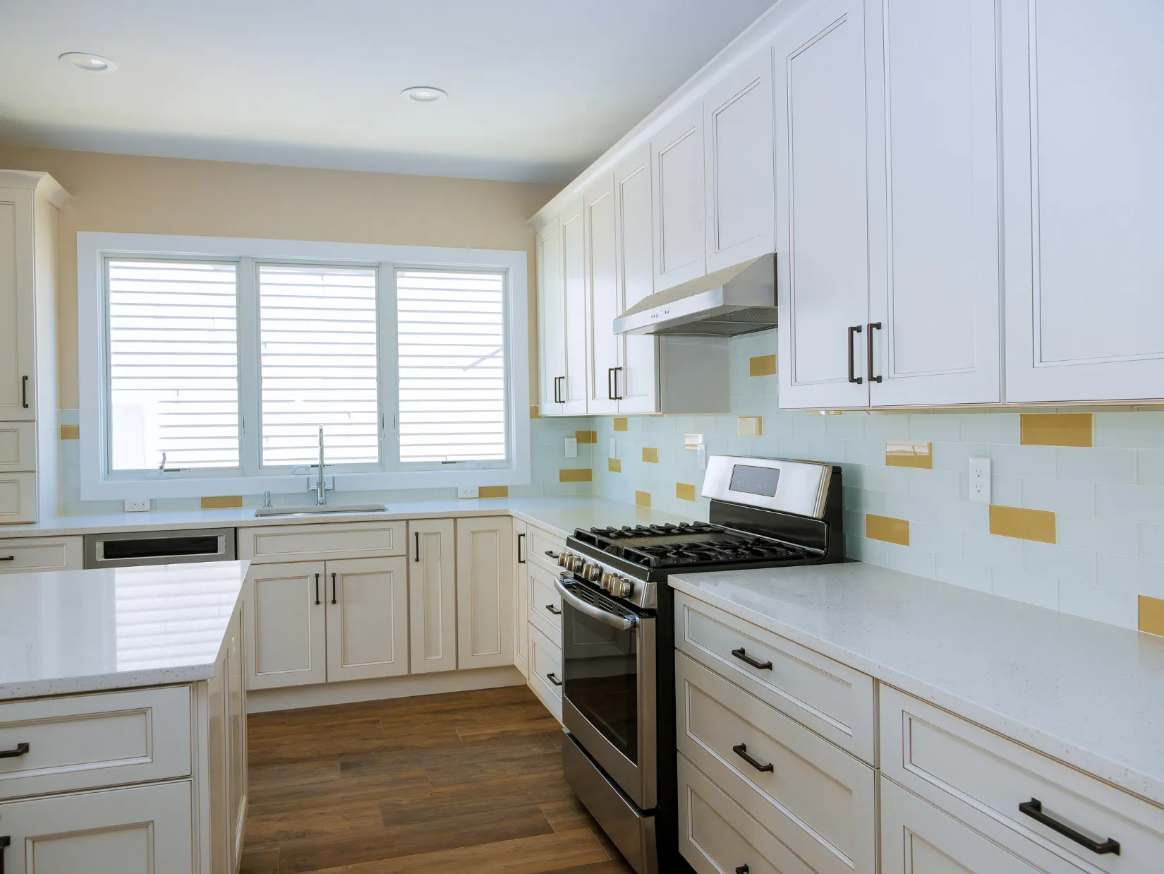 Professional custom kitchen cabinets installation in Dallas with premium wood finish, modern appliances, and detailed craftsmanship